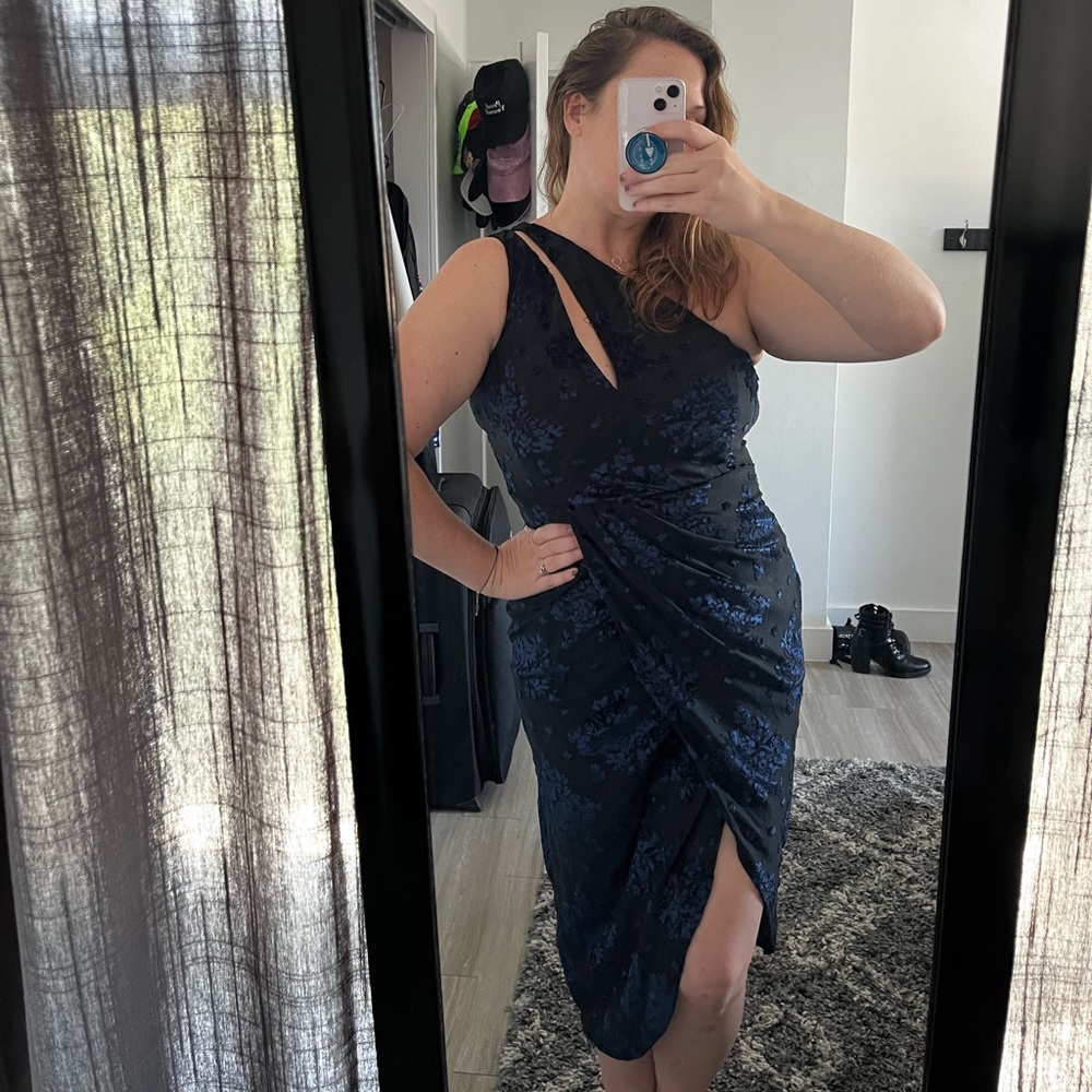 BRAND NEW NEVER WORN one-shoulder cocktail dress from Lulu’s - Women’s size L